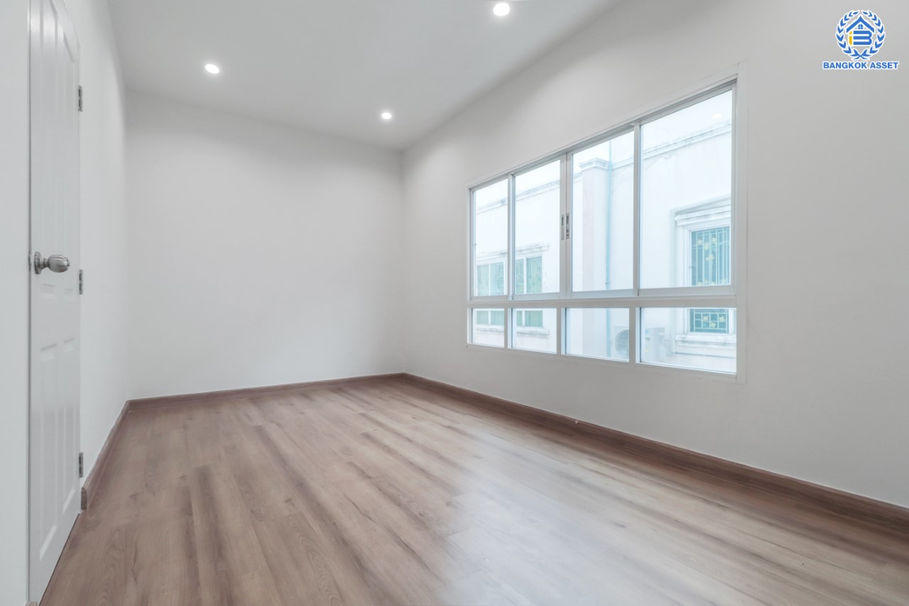 บ้านมือสองตกแต่งใหม่ ม.นนทรีเพลส พระราม5-นครอินทร์ ทาวน์โฮม 3 ชั้น เนื้อที่ 19.5 ตร.ว. ฟังก์ชัน 3 ห้องนอน 3 ห้องน้ำ 2 ที่จอดรถ พร้อม Living Room กว้างขวาง เดินทางสะดวก เข้า-ออกได้หลายเส้นทาง ทั้ง ถ.ราชพฤกษ์ และ ถ.ติวานนท์ ใกล้ทางด่วน "ศรีรัช" และรถไฟฟ้า "สถานีแยกติวานนท์"